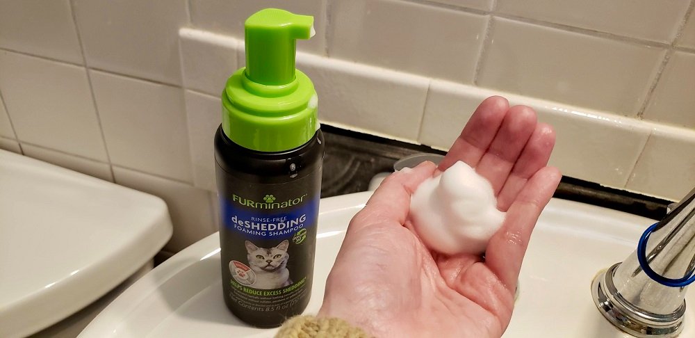 FURminator FUR deShedding Foaming Cat Shampoo