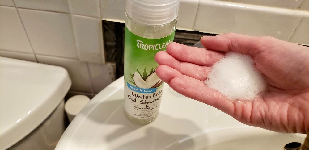 TropiClean Waterless Dander Reducing Cat Shampoo